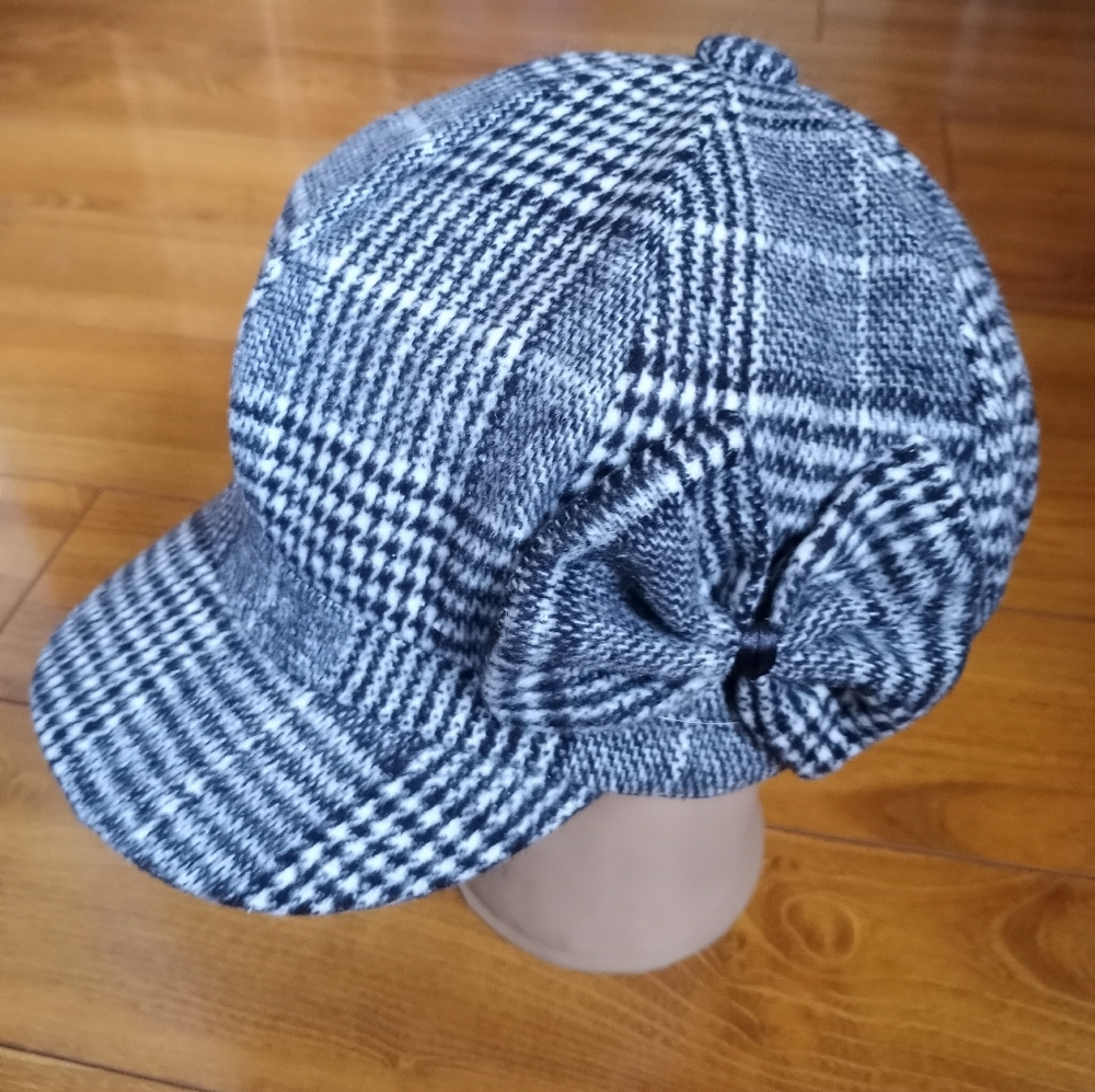 Womens Black and White Plaid Cap M
